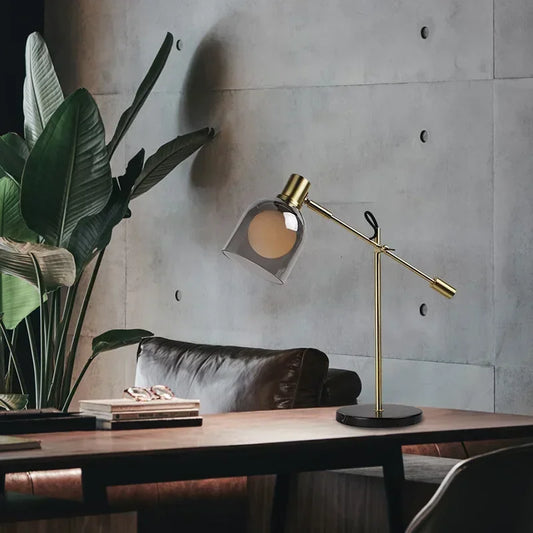 Lampe de Bureau Articulée Marbre Noir au-dessus d'un espace de travail en bois