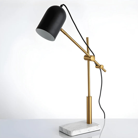 Lampe de Bureau Articulée Marbre & Dorée sur un espace de travail sobre blanc