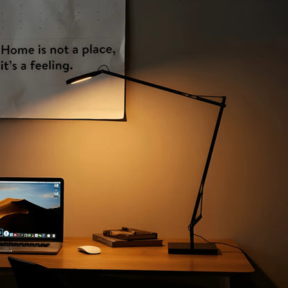 Lampe de Bureau Articulée Oslo posée au-dessus d'un bureau à l'ambiance chaude