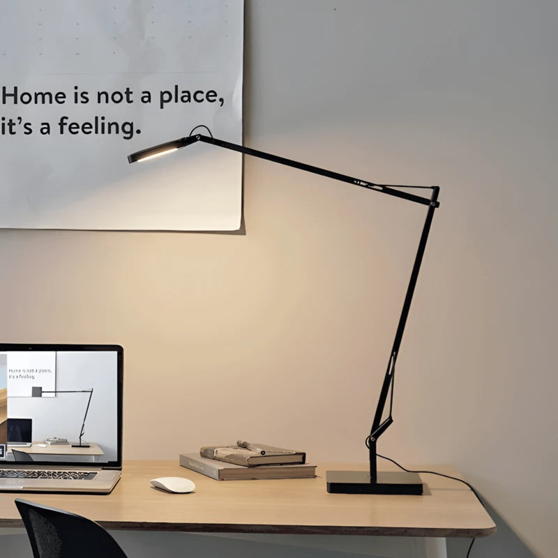 Lampe de Bureau Articulée Oslo configurée sur un espace de travail en bois