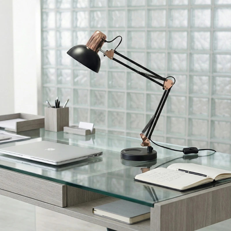 Lampe de Bureau Articulée Vintage placée sur un bureau en verre