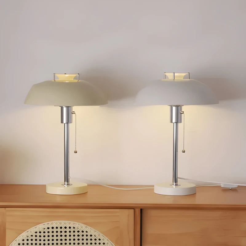 Lampe Bauhaus Élégance blanche sur un support bas en bois foncé