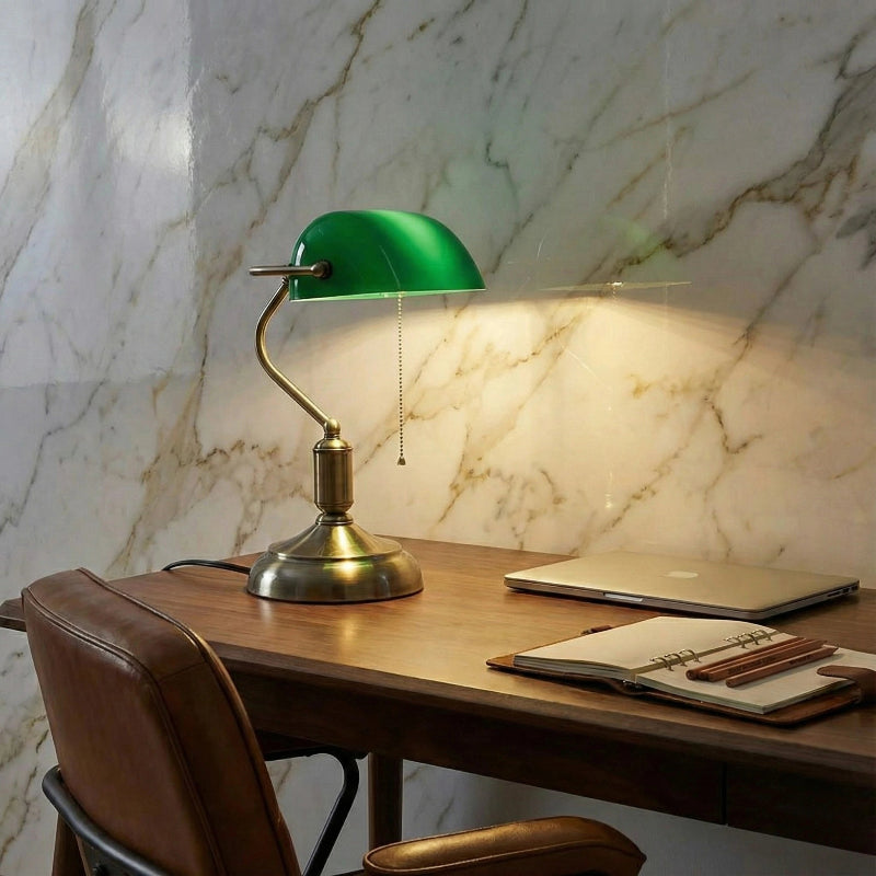 Lampe de Bureau Vintage Banquier placée au-dessus d'un bureau en bois