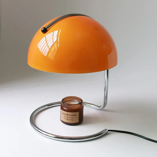 Lampe de Bureau Bauhaus Moderniste sur un bureau blanc