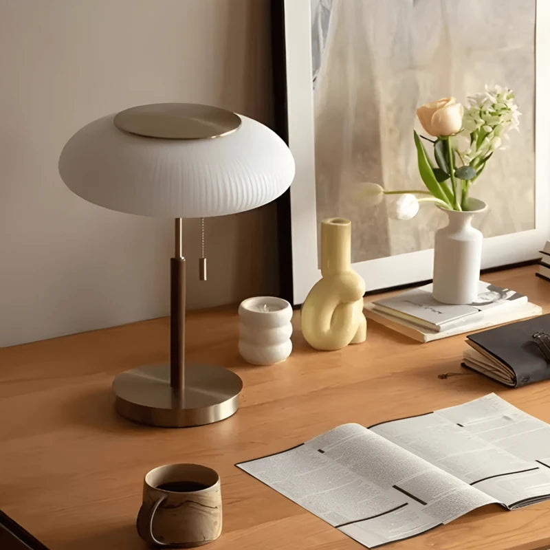 Lampe de bureau champignon bauhaus sur un bureau élégant en bois clair 