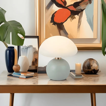 Lampe de bureau champignon colorée bleue sur un bureau artistique