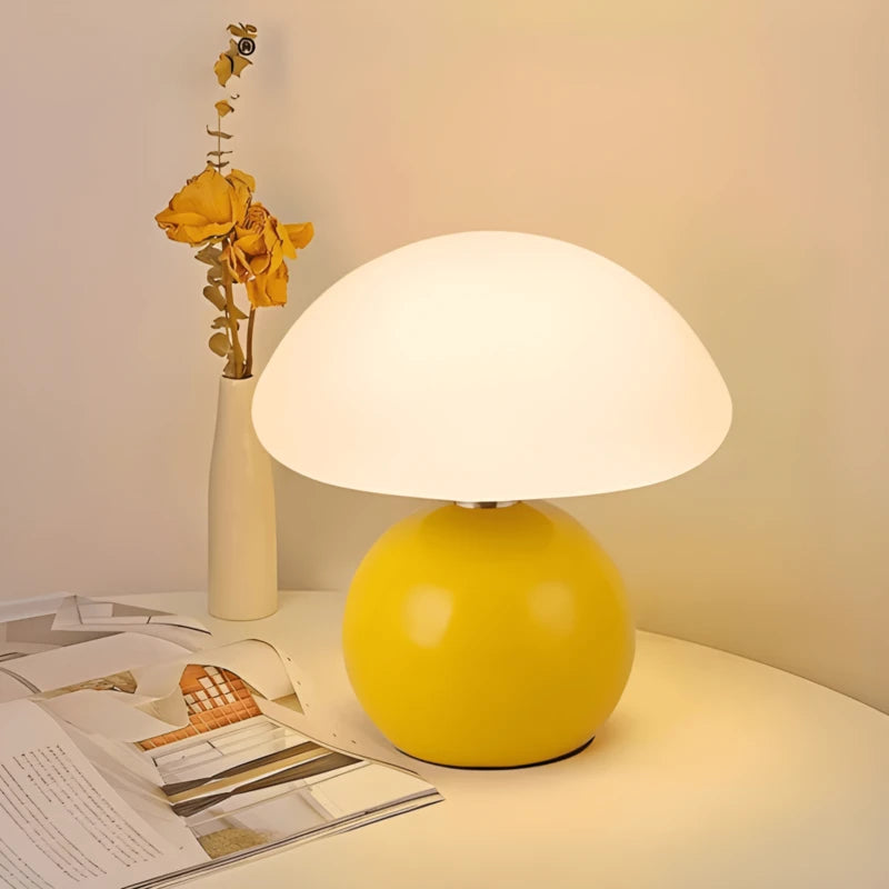 Lampe de bureau champignon colorée jaune sur un bureau bas blanc