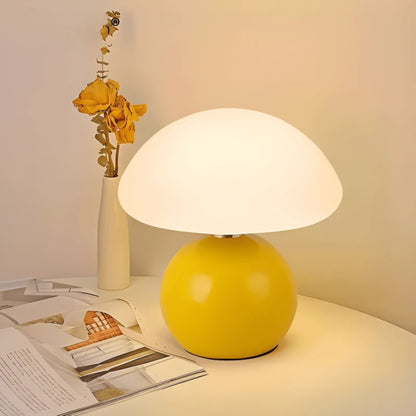 Lampe de bureau champignon colorée jaune sur un bureau bas blanc