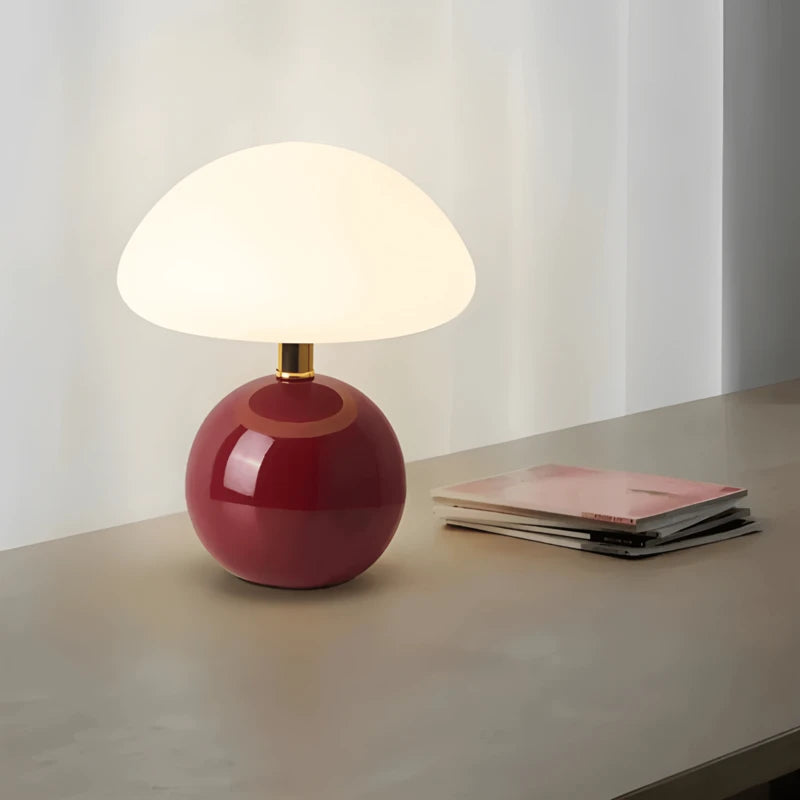 Lampe de bureau champignon colorée rouge sur un long bureau épuré
