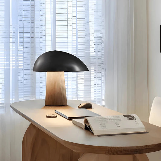 Lampe de Bureau Champignon en Résine noire sur un bureau en bois scandinave