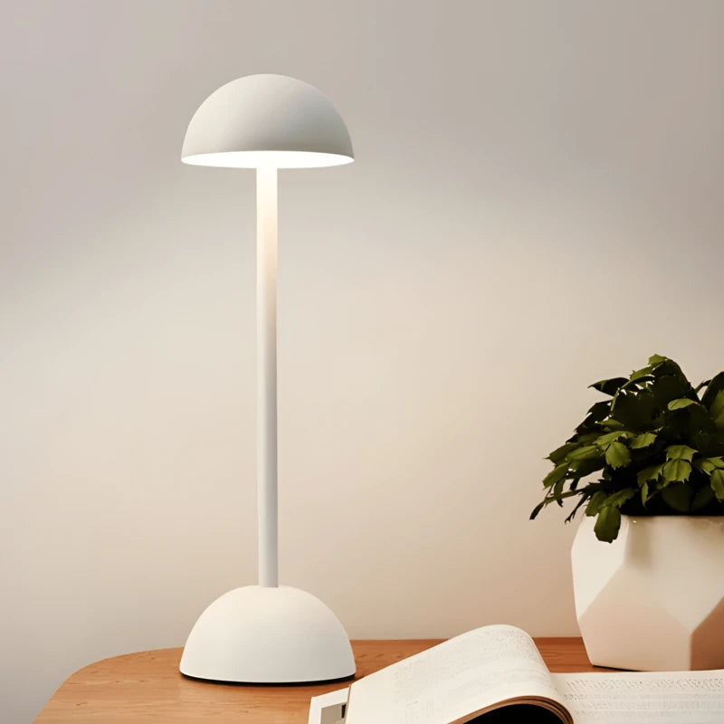 Lampe de bureau champignon moderne tactile blanche sur un bureau en bois foncé