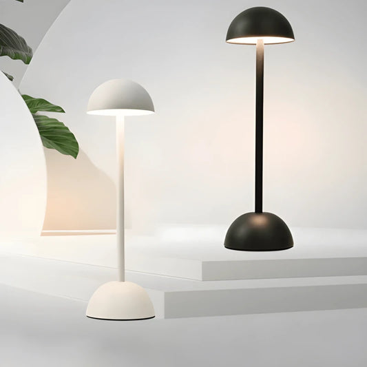 Lampe de bureau champignon moderne posée sur un espace moderne