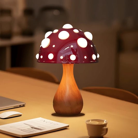 Lampe de bureau design champignon rouge qui éclaire un bureau moderne