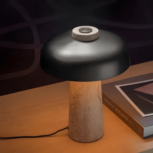 Lampe de Bureau Champignon Travertin allumée sur un bureau en bois