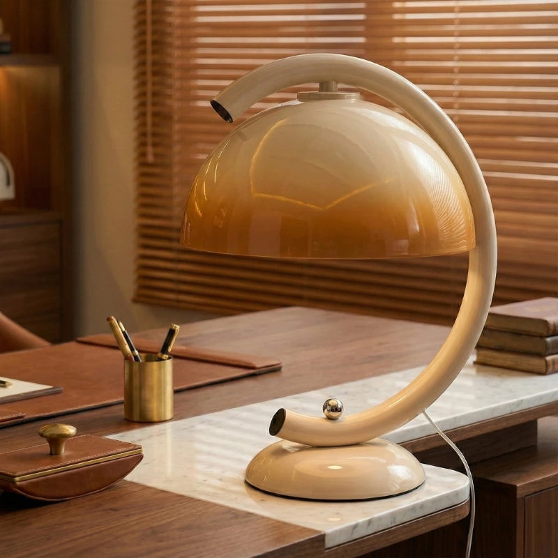 Lampe de Bureau Vintage Champignon Années 60 au-dessus d'un espace de travail luxueux