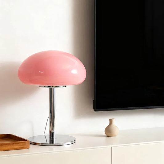 Lampe de Bureau Champignon Vintage en Verre Opalin rose sur un meuble blanc