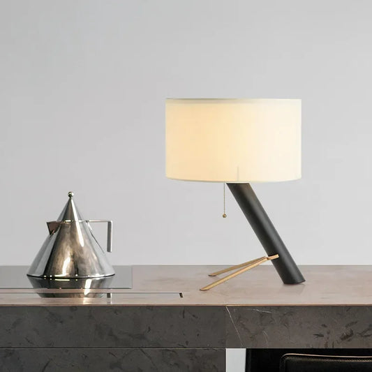 Lampe de Bureau Design Abat-Jour Doux sur un bureau en marbre gris