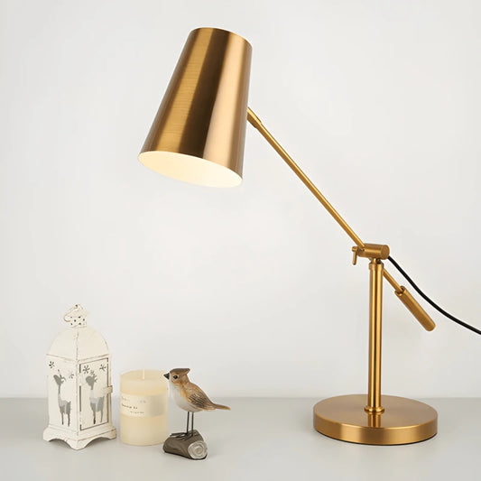 Lampe de bureau design articulée dorée sur un espace de travail blanc