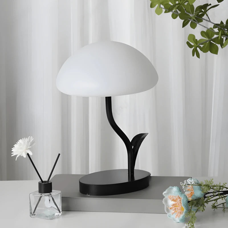 Lampe de Bureau Champignon Branche Noire configurée sur un petit bureau blanc