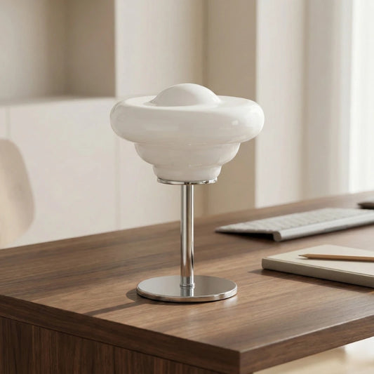 Lampe de Bureau Design Coréen en Verre au-dessus d'un espace de travail en bois