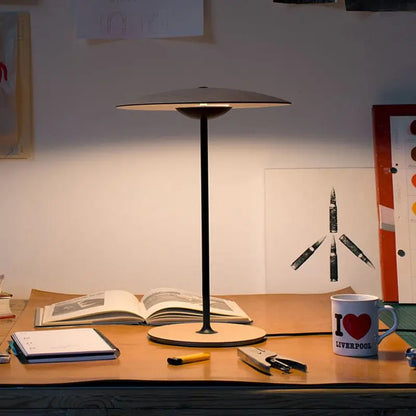 Lampe de Bureau Design Espagnol en bois clair sur un bureau en bois