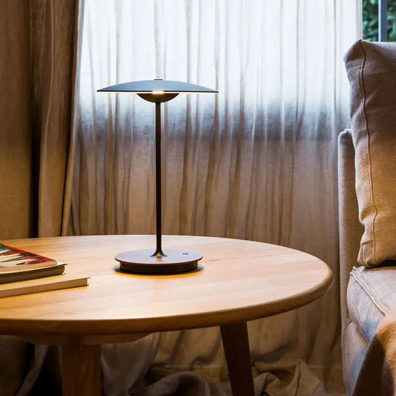 Lampe de Bureau Design Espagnol sur une table basse en bois