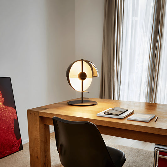 Lampe de Bureau Design Hémisphère sur un bureau en bois clair