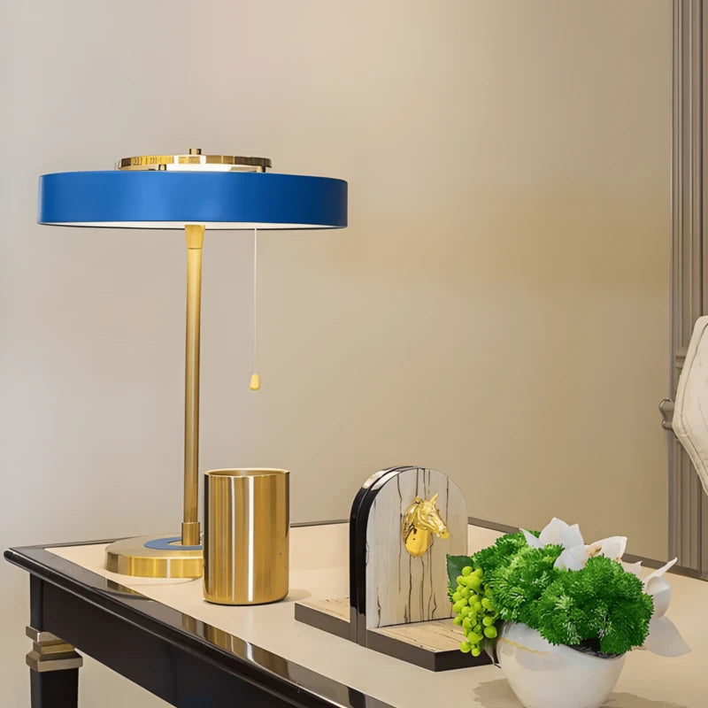 Lampe de Bureau Design Horizon bleu sur un bureau sophistiqué en marbre