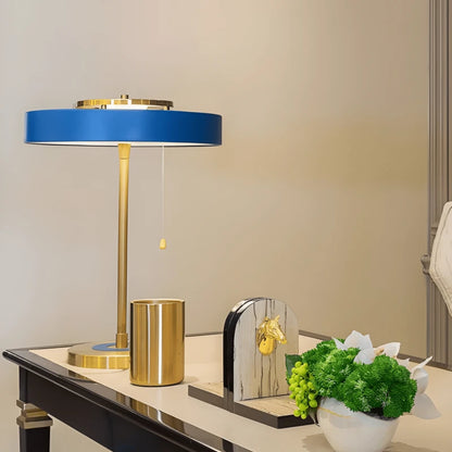 Lampe de Bureau Design Horizon bleu sur un bureau sophistiqué en marbre