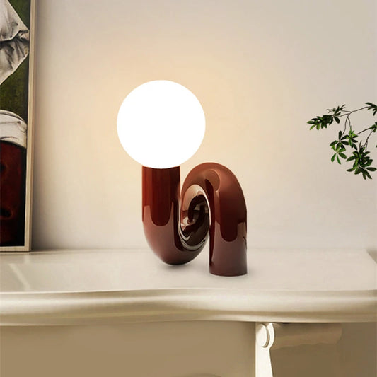 Lampe de Bureau Design Italien Boule de LED posée sur un bureau blanc