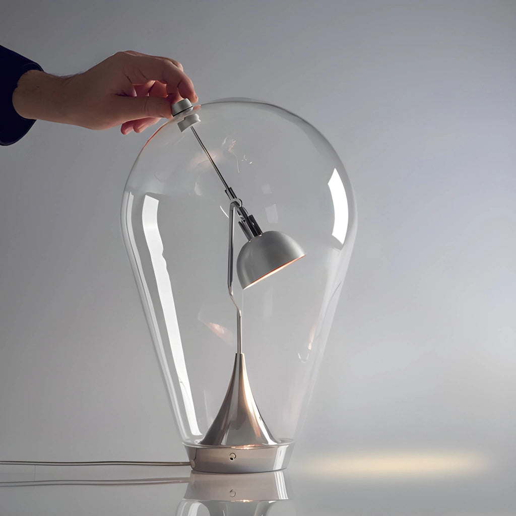 Lampe de Bureau Design Italien Magnétique sur un espace de bureau gris