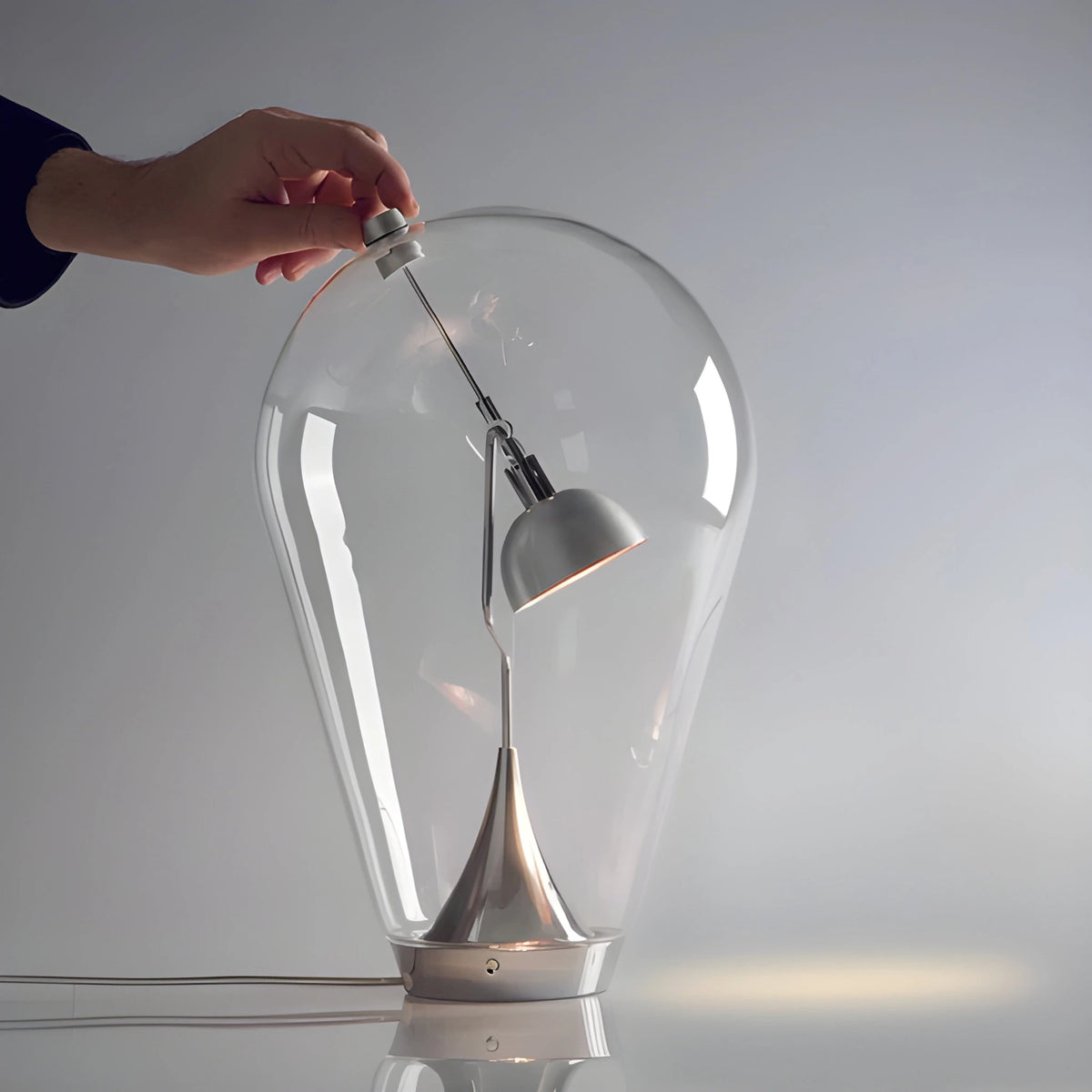 Lampe de Bureau Design Italien Magnétique sur un espace de bureau gris