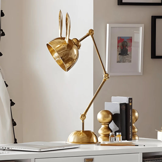 Lampe de bureau design lapin doré configurée sur un bureau moderne
