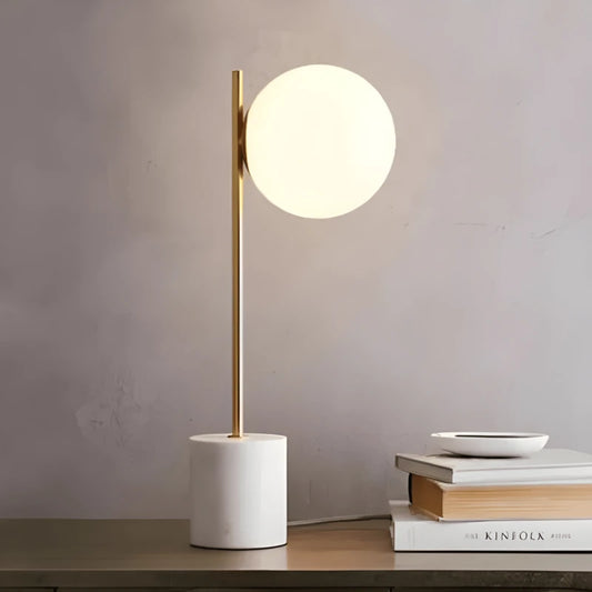 Lampe de Bureau Design Marbre Lunaire sur un bureau clair