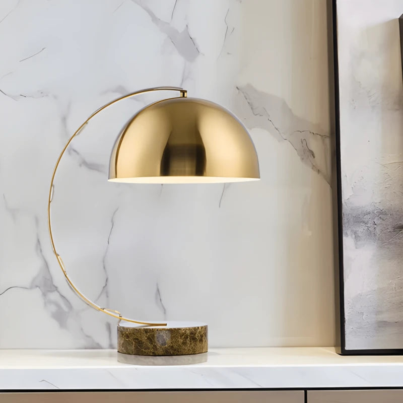 Lampe de Bureau Design Marbre Doré Milano installée sur une commode en marbre blanc
