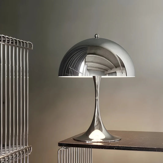 Lampe de Bureau Design Champignon Scandinave sur un espace de travail en marbre