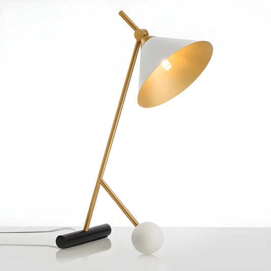Lampe de bureau design sphere de marbre blanc & dorée sur fond blanc