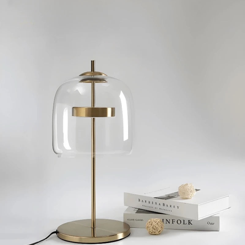 Lampe de Bureau design verre et doré sur un bureau et fond blanc