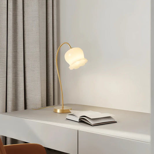 Lampe de bureau élégance florale montée sur un bureau moderne