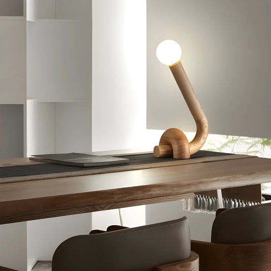 Lampe de Bureau en Bois Massif Sculpté sur un bureau en bois haut de gamme