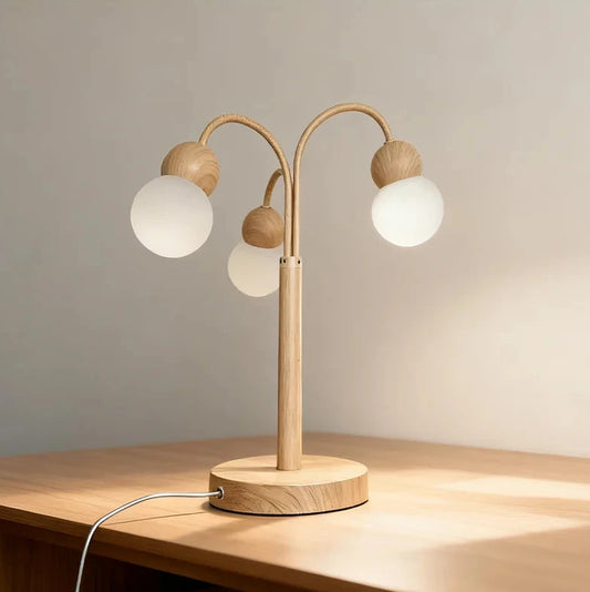Lampe de Bureau en Bois Triple LED au-dessus d'un large bureau en bois clair