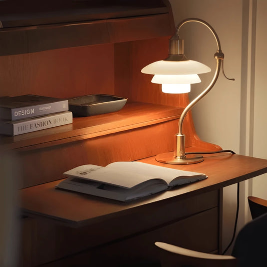 Lampe de Bureau en Verre Nordique placée sur un espace de travail sophistiqué en bois