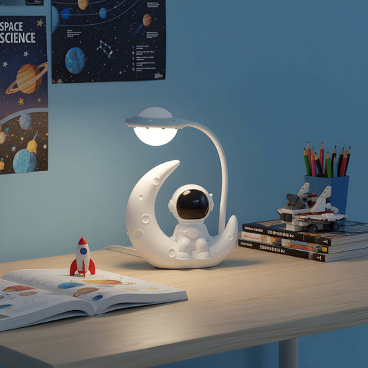 Lampe de Bureau Enfant Astro-Lune au-dessus d'un bureau en bois