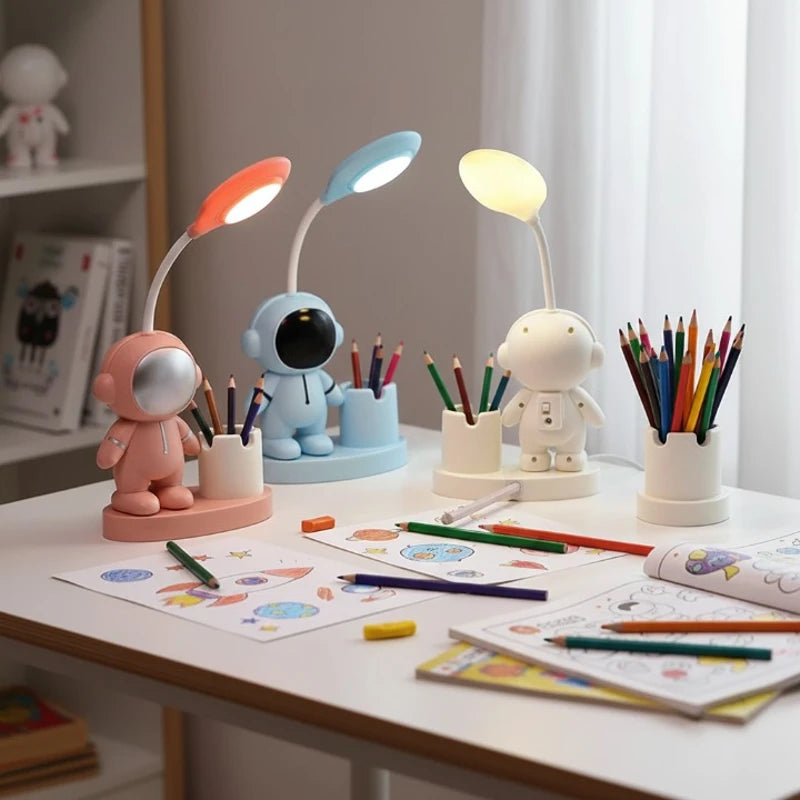 Trois Lampe de Bureau Enfant Astronaute LED sur un espace de coloriage blanc
