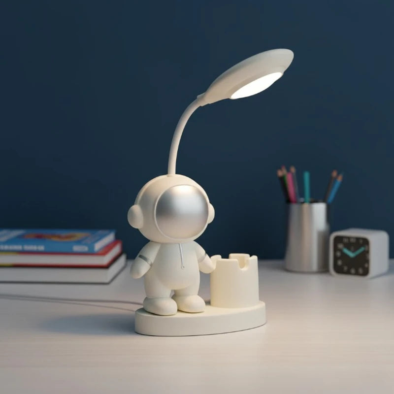 Lampe de Bureau Enfant Astronaute LED placée au-dessus d'un bureau blanc