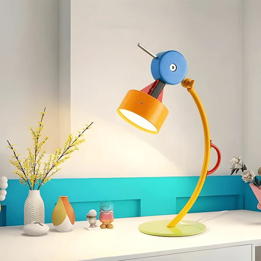 Lampe de bureau enfant design scandinave placée sur un bureau blanc