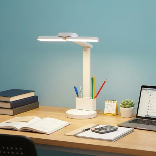 Lampe de Bureau Enfant DuoLight LED posée sur un bureau en bois