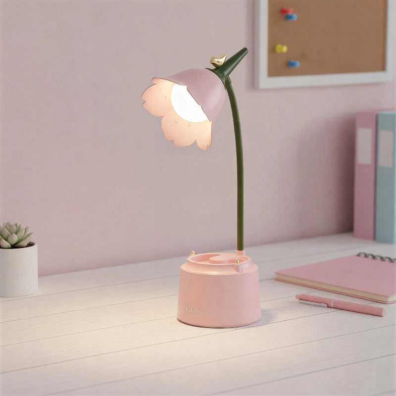 Lampe de Bureau Enfant Fille Fleur Rose LED au-dessus d'un bureau blanc