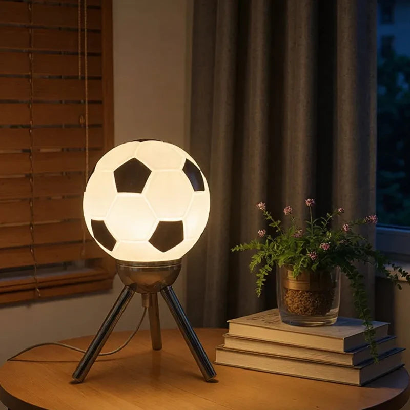 Lampe de Bureau Enfant Forme Ballon de Football sur une table basse de lecture