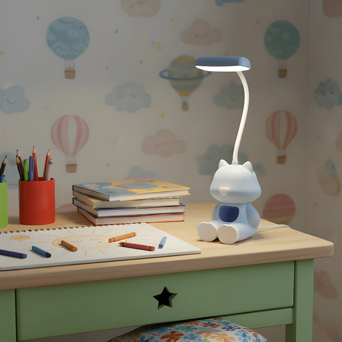 Lampe de Bureau Enfant Chat LED Flexible posée sur un espace de dessins enfant